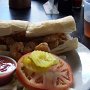 <p align="left">Dans un restaurant aux grandes portes ouvertes qui donnent sur la rue animée, un po-boy aux crevettes, met typique, prix: 15 $ (sans la bière)