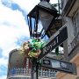 <p align="left">Je préfère maintenant la rue Royale à la célèbre Bourbon: animation moins cacophonique, enseignes plus discrètes. Un reste de décoration du Mardi gras.