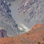 <p align="left">En bas, quelque 1500 mètres plus bas, le fleuve Colorado. Je le croyais bleu comme sur les photos et les films. En avril, en tout cas, il est brun.