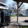 <p align="left">Dans les campings Passport America, il y a du pire et du meilleur. Et souvent les "mobile home" ont des terrains libres pour les VR.<br />Ce fut le cas à Safari Mobil Home. Il faut dire que nous avions d'abord été à Galveston, croyant pouvoir coucher au bord de la mer, au "State park", mais c'était sans compter<br />le "Spring Break". La plage était noire de jeunes, les campings pleins, alors on a téléphoné<br />et quand on a eu une place libre. Fiinalement, on était bien si on ne regardait pas l'environnement<br />et la porte verrouillée des toilettes.