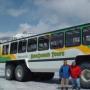 On a l'air de minus devant le gros autobus qui nous mène au glacier