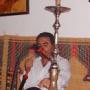 Notre guide Anis fume la <br />chicha au Café des nattes à Sidi Bou Saïd