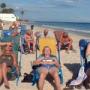Sur la plage: Monique,Lise, Louise, compagnes de voyage