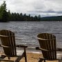 <p align=left>Les chaises Adirondack sont encore très en vogue dans cette région.